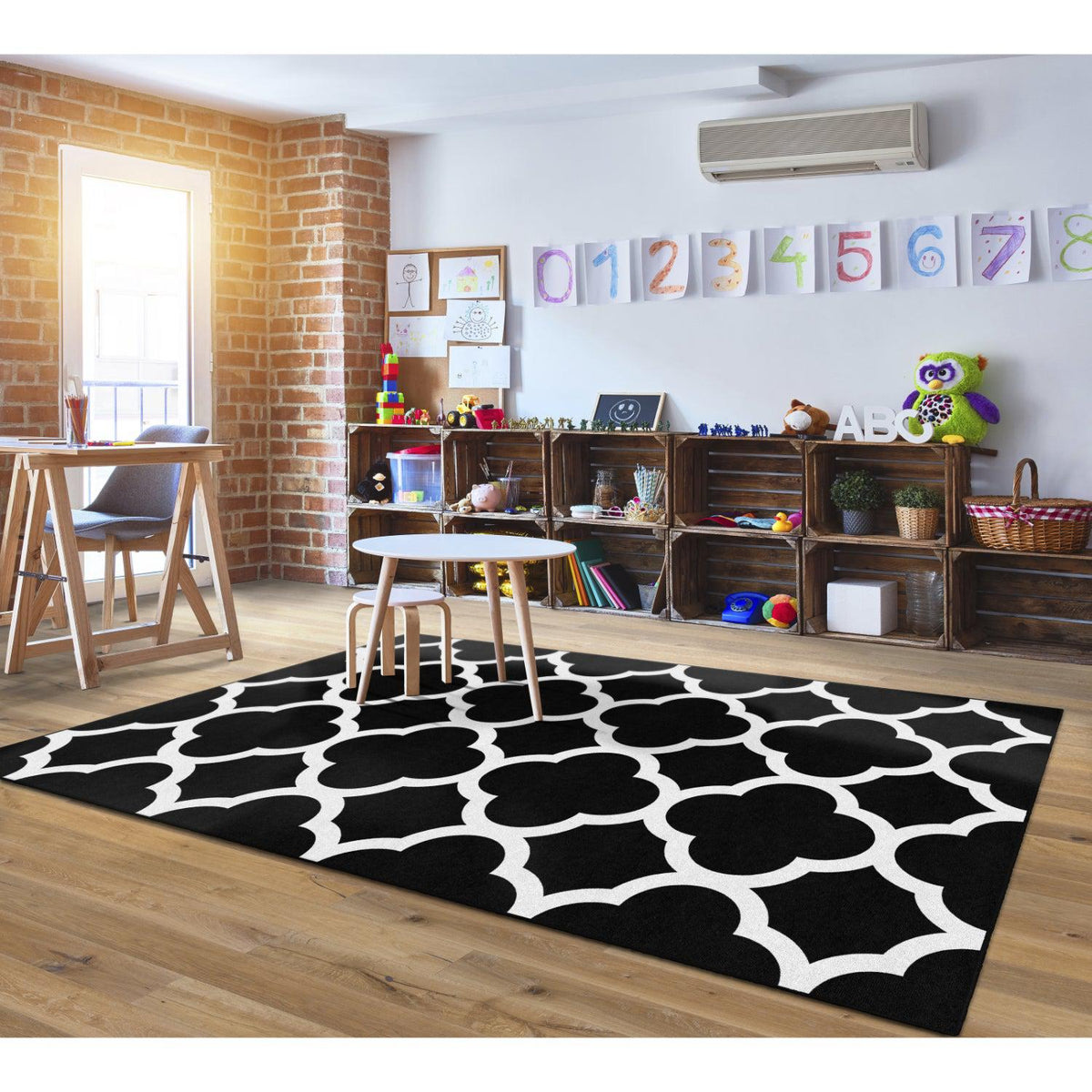 Schoolgirl Style Black & White Quatrefoil Rugs